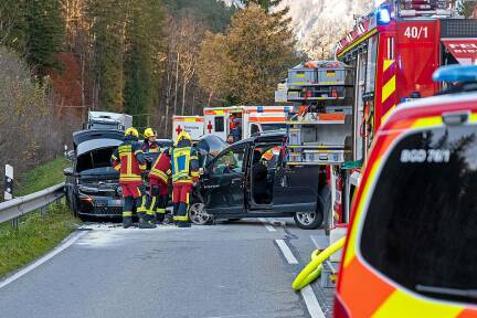 Zahlreiche Rettungs- und Feuerwehrkräfte waren am Unfallort. 