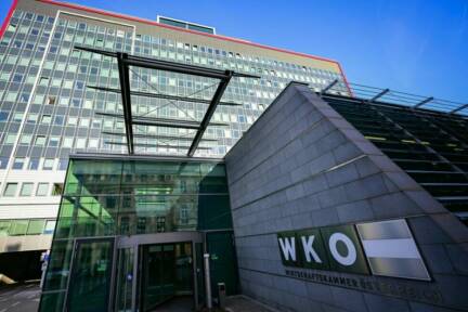 Arbeitergeber- und Arbeitnehmervertreter feilschen um einen Abschluss 