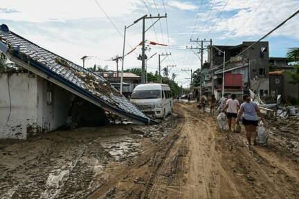 Taifun zog Spur der Verwüstung 