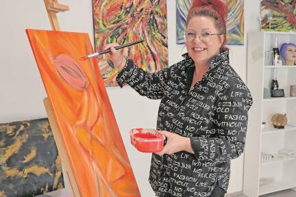 Künstlerin Andrea Högerl-Gfrerer in ihrem Atelier in Tamsweg. 