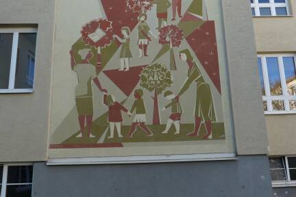 Sgraffito über das Schulleben. 