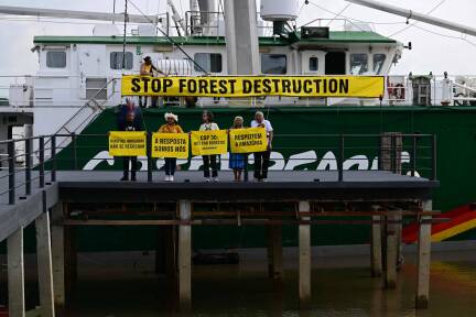 Vertreter von Indigenen-Gruppen protestierten gemeinsam mit Greenpeace vor Beginn des Klimagipfels in Belém vor dem Greenpeace-Schiff „Rainbow Warrior“ für strengeren Klimaschutz und gegen die weitere Abholzung des Regenwaldes.  