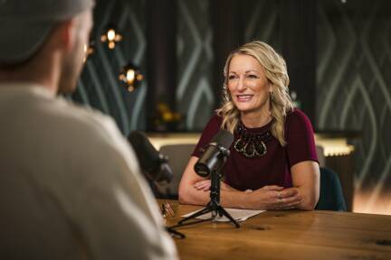 Monika Gruber im ServusTV-Studio. 