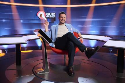Andreas Moravec moderiert die Sendung „Quizmaster“. 