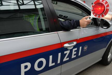 Die Polizei zog wieder zwei (junge) Raser aus dem Verkehr (Symbolbild).  