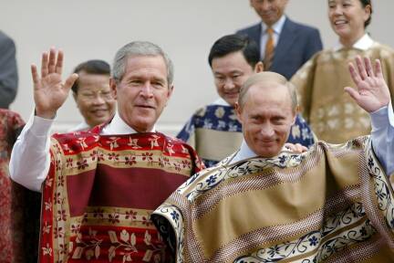 Bush mit Wladimir Putin bei einem Gipfel in Chile, 2004. 