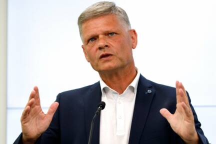 Hanger bei einer Pressekonferenz im Sommer 