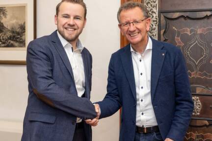 Die Übergabe ist geschafft: Der neue Aufsichtsrat in der zukünftigen Gesundheitsholding und Leiter der Finanzabteilung in der Stadtgemeinde Zell am See Rupert Machreich mit Bürgermeister Andreas Wimmreuter 