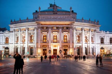 Noch gehen die Lichter im Burgtheater nicht aus 