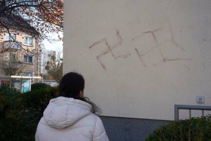 Rund 50 Autos, einige Postkästen und Hauswände mit Blut beschmiert 