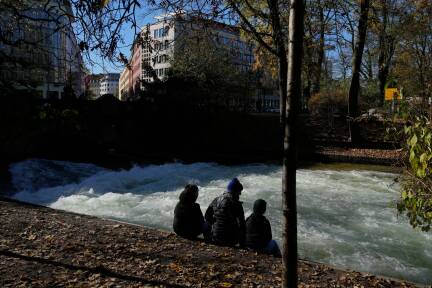 Keine Surfer im Eisbach: Nach der Bachauskehr wird die Welle in München sehnsüchtig vermisst. 