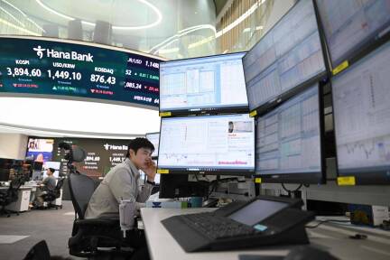 Auch in Asien - im Bild ein Devisenhandelsraum in der Zentrale der Hana Bank in Seoul - fielen Aktien diese Woche aufgrund von Befürchtungen einer Überbewertung von KI-Unternehmen. Die Chip-Giganten Samsung und SK hynix verloren jeweils über fünf Prozent. 