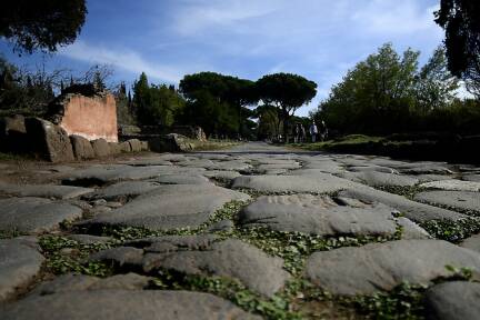 Einige Straßen wie die Via Appia in Rom sind bis heute sichtbar.  