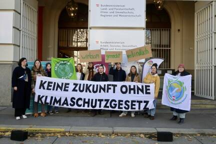 Vor dem Bundesministerium für Land- und Forstwirtschaft, Klima- und Umweltschutz, Regionen und Wasserwirtschaft: Kinder- und Jugendorganisationen sowie die Bundesjugendvertretung fordern ein starkes und wirksames Klimaschutzgesetz. 