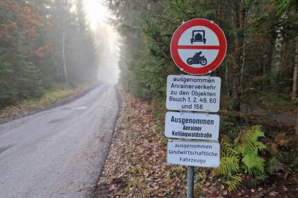 Die Beschilderung im Kollingwald zwischen Ritzensee und Bsuch. Durchfahren dürfen nur wenige, aber das Verbot wird immer wieder gern ignoriert. Nicht zuletzt, wenn es mal schnell gehen muss.  