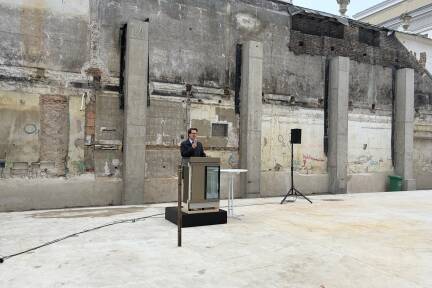 Im Hinterhof, wo das Festspielzentrum wächst: Festspiele-Geschäftsführer Lukas Crepaz 