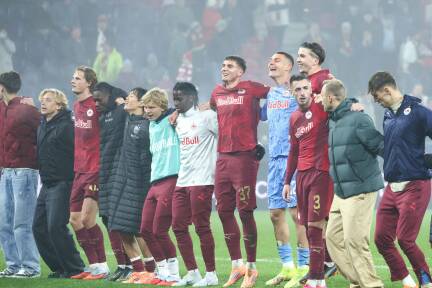 In der Bullen-Arena darf wieder gejubelt werden. Das Bild entstand unmittelbar nach dem 2:0-Heimsieg der Salzburger. 