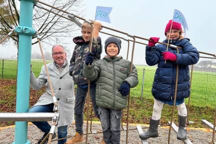 Nach fast drei Jahren Wartezeit können sich die Neualmer Kinder nun über neue Spielgeräte freuen. „Jetzt ist es ein Spielplatz, der den Namen auch verdient“, meint Bgm. Stangassinger (r.). 