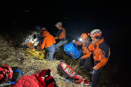 Am Schmittenstein (1.695 Meter) in der Salzburger Osterhorngruppe ist am Donnerstag ein 15-jähriger Jugendlicher rund 100 Meter über steiles felsdurchsetztes Gelände abgestürzt.  