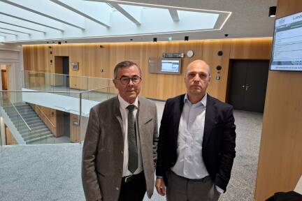 Ex-Kammeramtsdirektor und Kläger Nikolaus Lienbacher (l.) und sein Rechtsanwalt Peter Huber vor Beginn des Prozesses.  