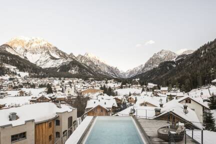 Das Excelsior Dolomites Life Resort ist es ist ein Winterrefugium, in dem Sport, Genuss und Entspannung auf höchstem Niveau verschmelzen.  
