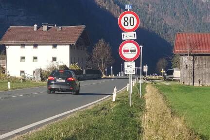 Vom Diesbachbauern (im Bild) bis Frohnwies gilt nun Tempo 80. 
