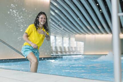 Bademeisterin Julia Perotti (28) freut sich, dass der Betrieb im Paracelsusbad wieder losgeht. 