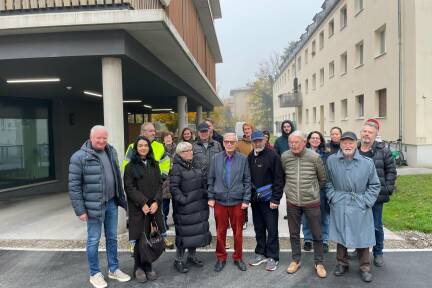 Anrainer der General-Keyes-Straße laufen gegen die Neugestaltung Sturm. Ganz links: Vizebürgermeister Florian Kreibich. 