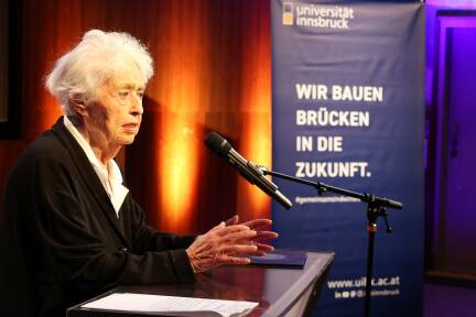 Ehrendoktorin Barbara Coudenhove-Kalergi bedankte sich für die Auszeichnung. Copyright: Universität Innsbruck.  