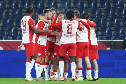 Die Talente von Red Bull Salzburg feiern Jakob Brandtners Freistoßtreffer zum 3:0. 