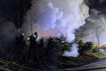 Aufgrund der hohen Brandintensität wurde von der Landesalarm- und Warnzentrale Alarmstufe 2 ausgelöst. 