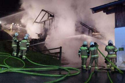 Beim Eintreffen der Feuerwehr stand der Stall in Vollbrand. 