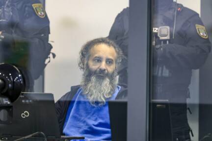 Der angeklagte wird besonders durch einen Glaskasten geschützt 