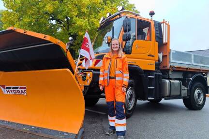 Mit dem Schneepflug abgeräumt: Lisa Grillneder ist die einzige Frau im Außendienst der Straßenmeisterei Raab und vertritt im März 2026 Österreich bei der WM im Schneepflugfahren.  