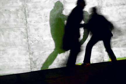 Einer der festgenommenen Männer, ein 25-jähriger Syrer, soll zwei Türken mit einer Glasflasche verletzt haben. 