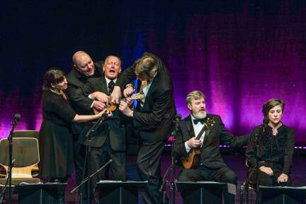 Ukulele Orchestra of Great Britain beim Auftritt in Hallein 2017. 