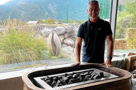 Erik Kerwer mit der erst kürzlich installierten Fassl-Sauna: Nachdem die Sanierung des Bades nun abgeschlossen ist, verlässt der Deutsche nach 18 Jahren das Haus.  