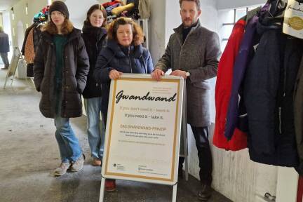 Doris Wlczek-Spanring (2. v. r.) und Gregor Waidacher sind einige der Köpfe hinter der nachhaltigen Initiative Gwandwand. Im Vorjahr halfen auch die Freiwilligen Luisa und Tamara mit. 