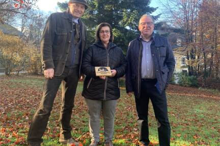 Wolfgang Haider, Obmann des Vereins Salzburger Christkindlmarkt (links), dankt Evelyne und Manfred Bauer für die Baumspende. 