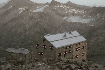 Die erschöpften, teils verletzten Soldaten mussten nach ihrer dramatischen Tour außerplanmäßig im Winterraum der Neuen Prager Hütte (Bild) übernachten.  