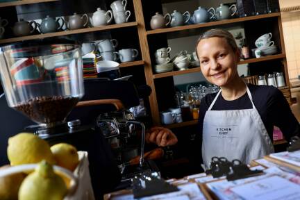 Bettina Fleiss an der Kaffeemaschine im Bistro Frida. 
