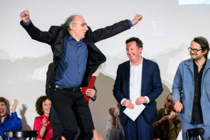 Dimitré Dinev freut sich sichtlich über den Preis 