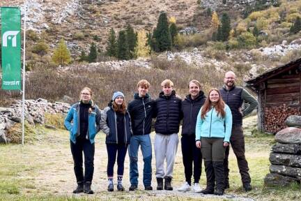 Die fünf Workshop-Teilnehmer/-innen mit Felix Germann (3. von rechts, Nationalparkverwaltung) und mit Johannes Schindlegger (rechts, Akzente - diese Jugendinstitution begleitet den Prozess).  