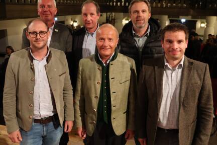 Im Bild von links: Christoph Wiedl, Herbert Wieser, Franz Kaml, Herbert Eßl, Roland Lantzberg und Josef Heiß standen der Bevölkerung im Festsaal in Mauterndorf Rede und Antwort. 