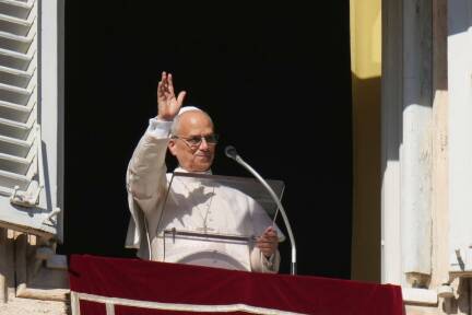 Papst Leo XIV. winkt nach einem Angelus-Gebet auf dem Petersplatz in Rom. 