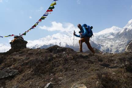 Bergfilm-Festivalleiter Martin Hasenöhrl in Nepal (im Hintergrund der Manaslu). 