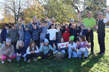Die Kinder der vierten Klasse Volksschule Seeham mit (v. l.) Lehrer Gert Schlichting, TVB-Geschäftsführerin Renate Schaffenberger, Thomas Wallner (Bioladen Seeham) und Alexander Diethard (Hof der alten Sorten). Vorne mit Bild die Siegerin des Malwettbewerbs, Emma Altendorfer. 