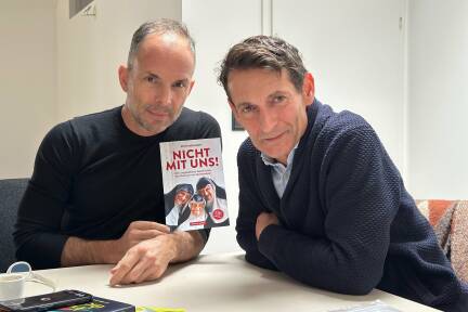 Johannes Weyringer und Michael Nikbakhsh starten den Verlag mit dem Buch „Nicht mit uns!“ über die Nonnen von Goldenstein. 