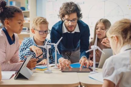 Die aktuelle OECD-Studie 'Talis 2024' beleuchtet die Arbeitsbedingungen von Lehrkräften in Österreich und zeigt interessante Diskrepanzen.  