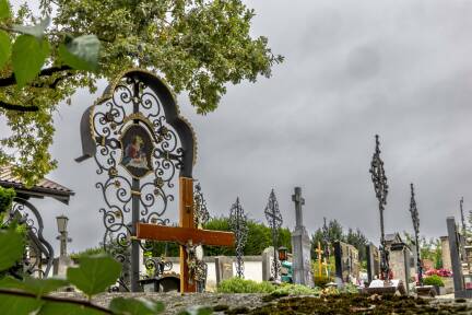 Zu der schockierenden Attacke auf die ältere Dame kam es auf dem Areal des Friedhofs in Salzburg-Liefering.  